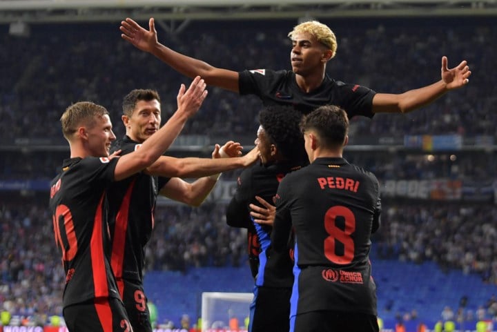 VIDEO. FC Barcelona is voor 28e keer kampioen van Spanje na alweer prinsheerlijk doelpunt van Lamine Yamal in geladen stadsderby