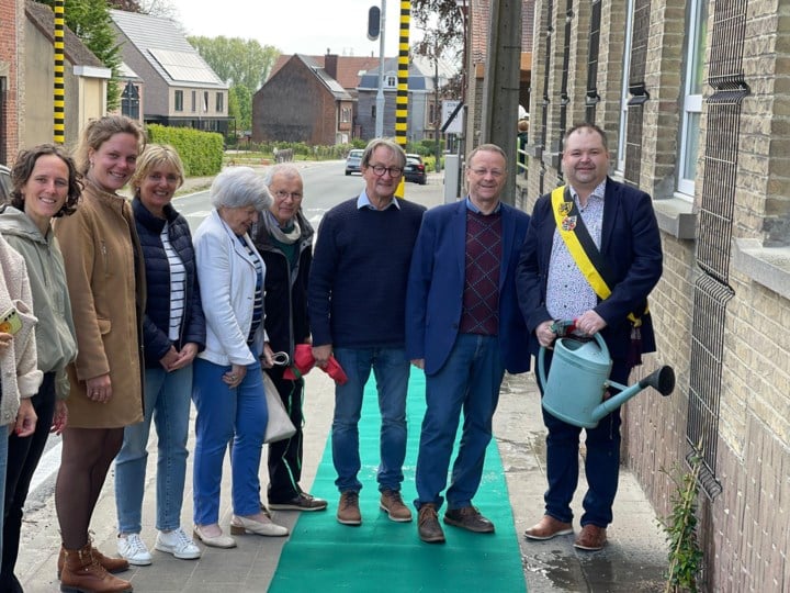 Buitenschool De Bergop wipt tegels en kiest voor 9 geveltuintjes