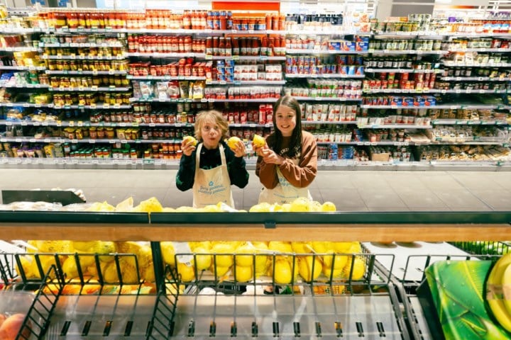 Elfjarige Truiense leerlingen nemen (voor eventjes) Albert Heijn over: “Binnen vijf jaar kom ik solliciteren”