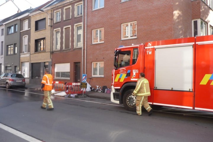 Woedende man kiepert inboedel appartement door venster in drukke straat