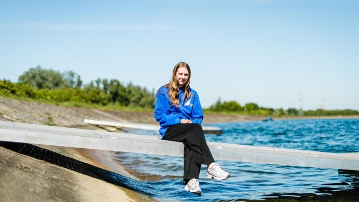Sara met haar zeilbootje van plas in Broechem naar Egeïsche Zee: dertienjarige geselecteerd voor EK Optimist