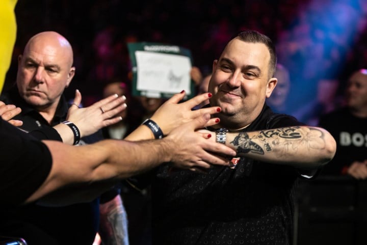 Weg met die slechte statistiek: Kim Huybrechts (en Mario Vandenbogaerde) doet gouden zaak op dartsgebied