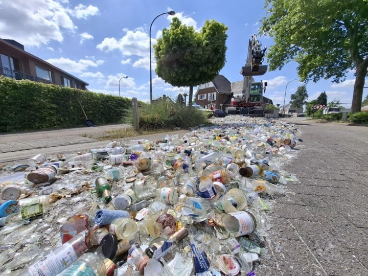 Vrachtwagen verliest 4 ton glas in Hamont