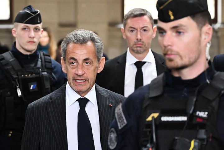 Voormalige Franse president Nicolas Sarkozy (70) bevrijd van enkelband