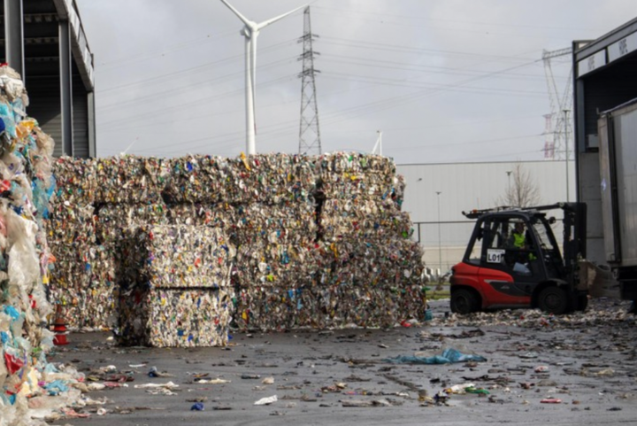 Dodelijk ongeval bij afvalverwerkingsbedrijf: arbeider wordt aangereden door heftruck en overlijdt