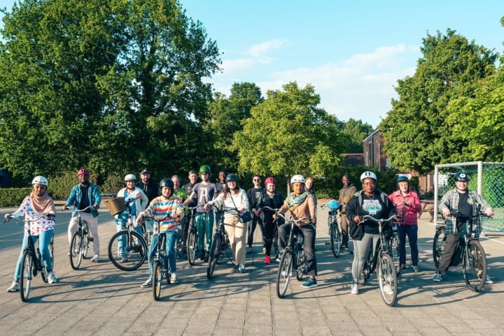 Volwassenen leren (opnieuw) fietsen: “Stap richting meer zelfstandigheid”