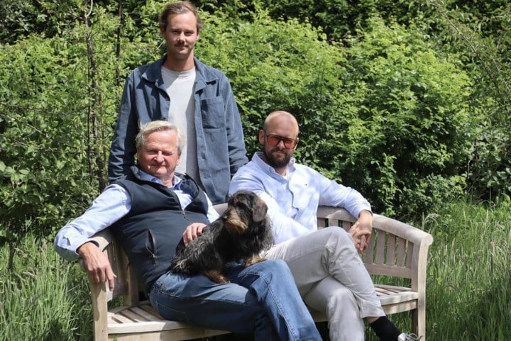 Boom met kruisbeeld van Wim Delvoye een van blikvangers op Ooidonk Art Festival: “Symboliseert perfect hoe natuur en mens elkaar doordringen en veranderen”
