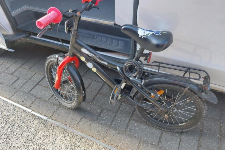 Zoektocht op Dender voorlopig gestaakt nadat getuige kinderfiets aan oever aantreft: “Er is nog geen vermist kind gemeld”