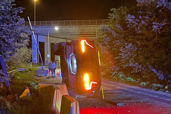 Bestuurder crasht op baan waar vorige zomer nog twee twintigers om het leven kwamen: “Reed te snel en had gedronken”