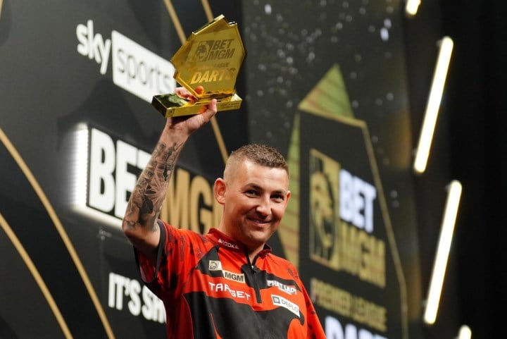 VIDEO. Nathan Aspinall wint Premier League-avond in Aberdeen, Gerwyn Price kan ninedarter niet verzilveren