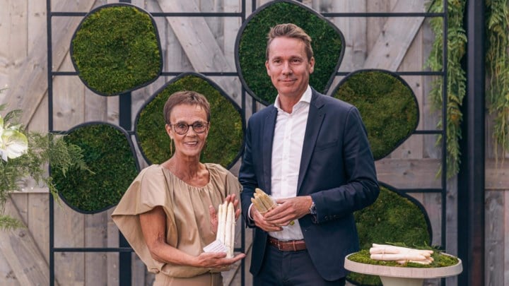 Minister Jo Brouns gekroond tot Aspergeridder in Puurs-Sint-Amands: “Koningin der groente ligt me nauw aan het hart”