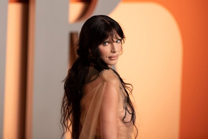 Julia Fox provoceert met bebloede onderbroek bij lancering van skincaremerk