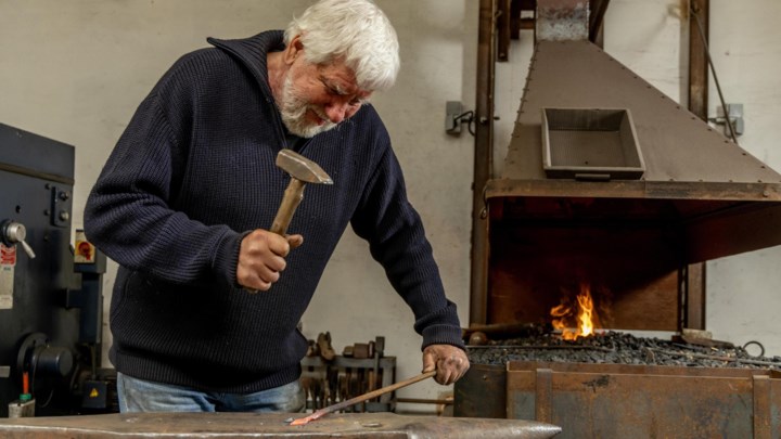 Meestersmid Seerp Visser toont twee dagen lang zijn eeuwenoude ambacht: “De kunst is om het mooi te maken”