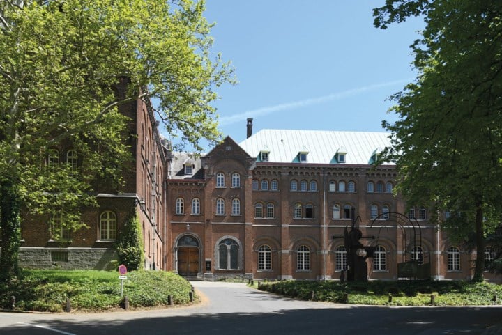 Restauratie van burchtmuur, Mariabeeld en waterput op Keizersberg voltooid