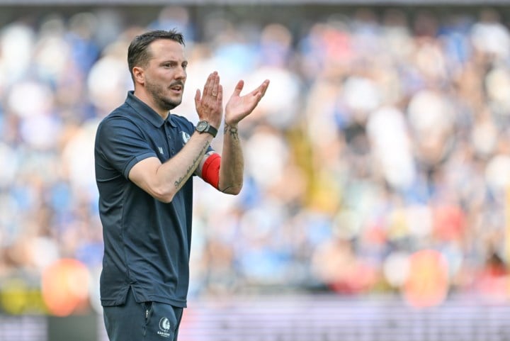Danijel Milicevic wuift Gents clubicoon Sven Kums uit: “Kon me als coach geen betere kapitein wensen”