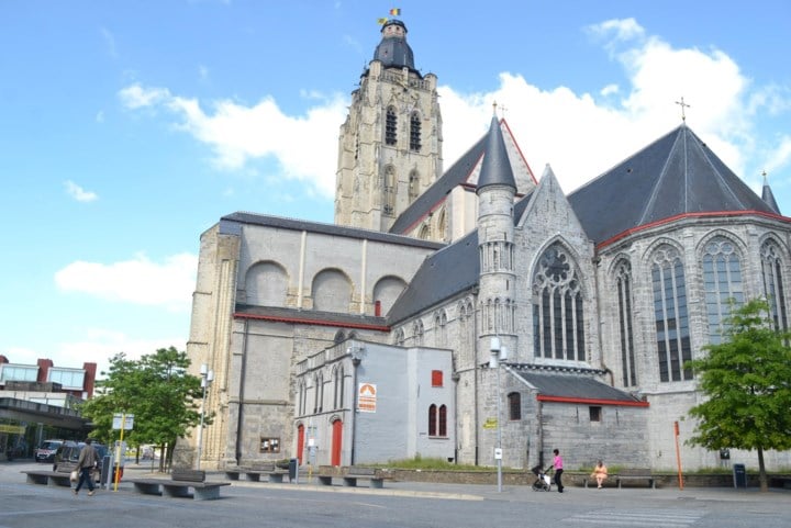 Arbeidsauditeur haalt uit naar aannemers na dodelijke ongeval van arbeider in Sint-Walburgakerk: “Dit drama kon absoluut vermeden worden”