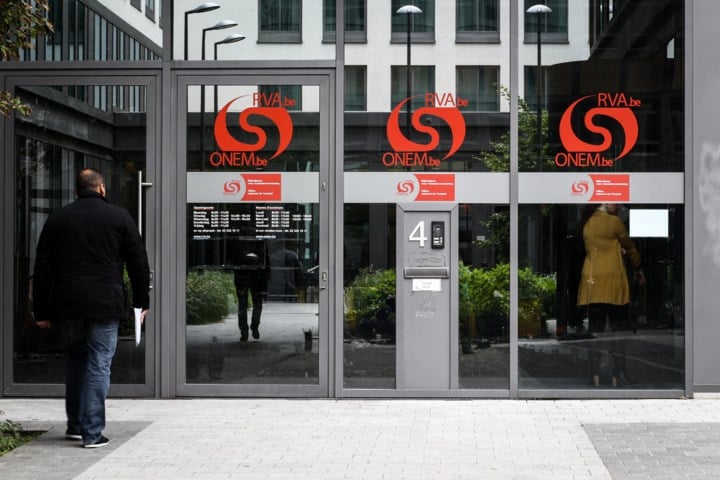 Duizenden mensen meer dan verwacht verliezen volgend jaar hun werkloosheidsuitkering