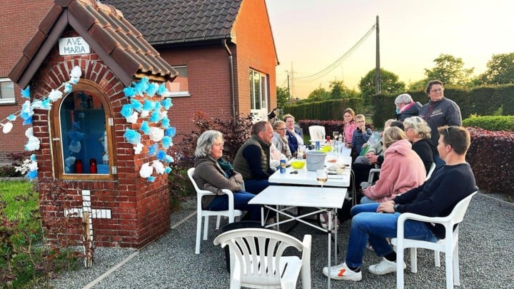 Buurt zet Mariakapel op het Vel in de bloemen en houdt traditie Mariamaand levend