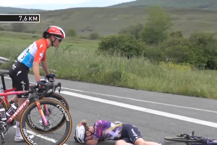 VIDEO. Mischa Bredewold wint opener in Ronde van het Baskenland, maar zorgen om ploeggenote na keiharde crash