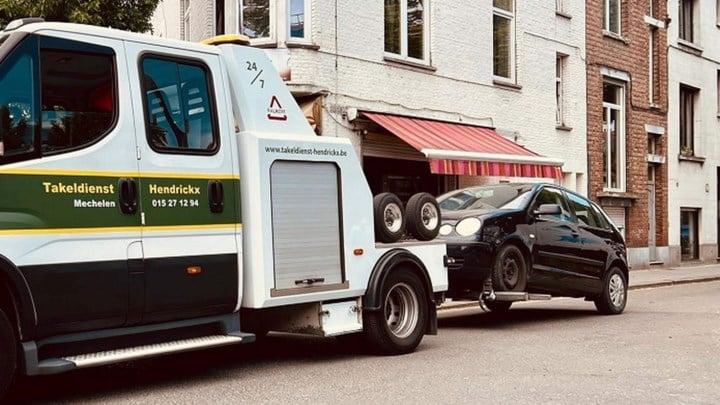 Chauffeur voor derde keer betrapt op rijden zonder rijbewijs, politie neemt auto in beslag