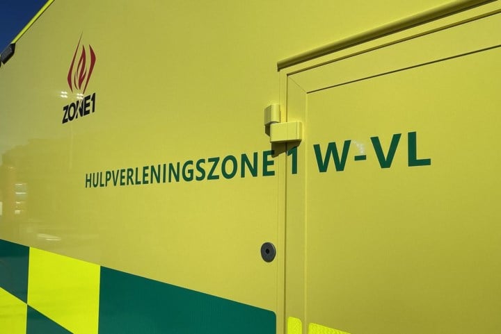 Man (22) verliest controle over stuur en belandt met Porsche in het water