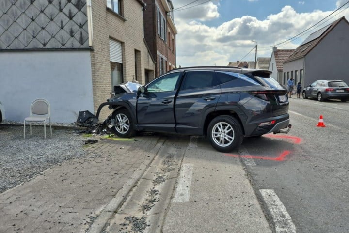 Auto belandt tegen gevel: bestuurder (57) naar ziekenhuis