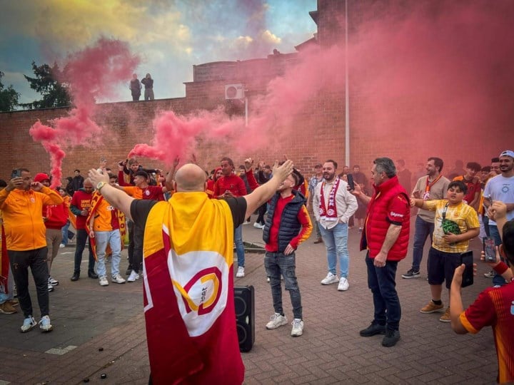 Koolmijnlaan in Heusden-Zolder kleurt rood en geel na 25ste titel van Galatasaray