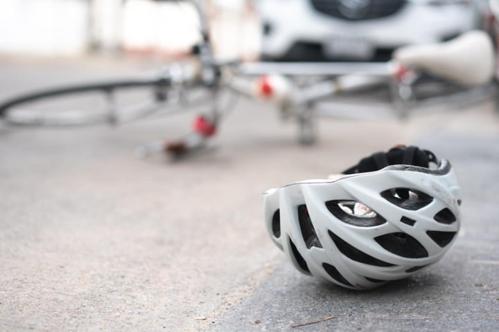Fietser (50) levensgevaarlijk gewond na botsing tegen openzwaaiend portier