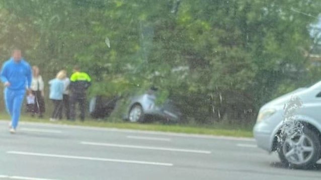 Auto belandt in struikgewas bij botsing in Hasselt