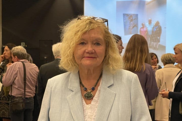 Vrouwenrechtenactiviste Jennie krijgt Ieperse ‘Nobelprijs’ en lof van bekende vrienden: “One of the last grand old ladies”