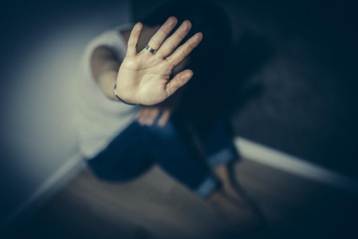 Twintiger krijgt werkstraf nadat hij vriendin heeft verkracht na een avondje uit: “Meisje was te dronken om toestemming te geven”