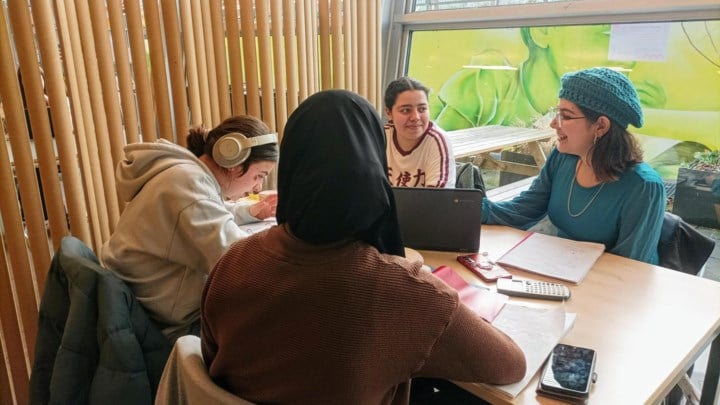Jong Antwerpen vzw en Bib Vrede openen deuren voor studenten tijdens examens