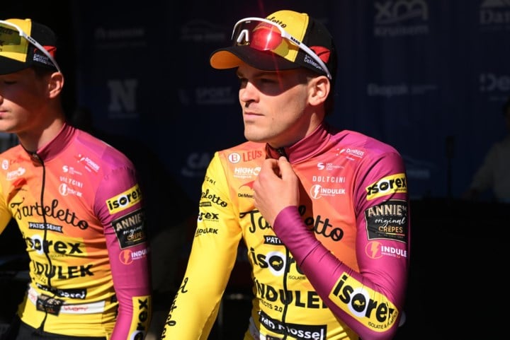 BELGEN IN HET BUITENLAND. Arne Santy wint Omloop der Kempen, Justine Ghekiere knap vierde in Itzulia Women, Xaydee Van Sinaey derde in Tour de Feminin