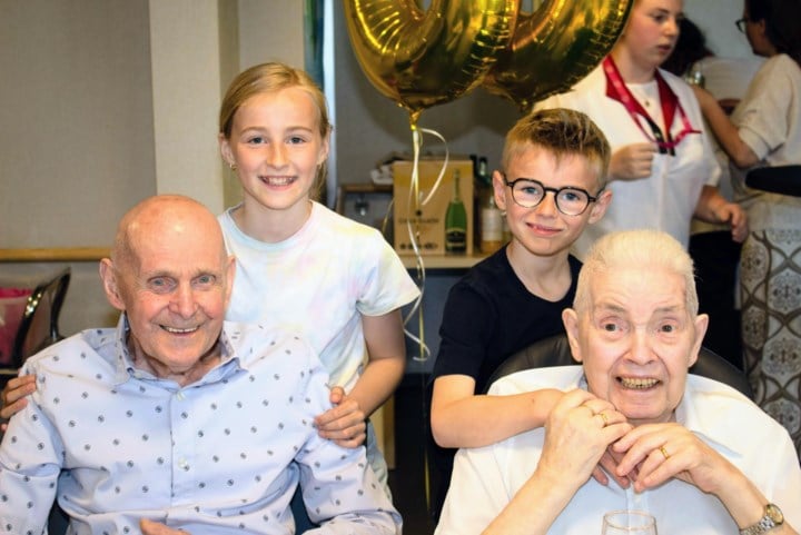 Christiane (83) en Hugo (86) vieren 65ste huwelijksverjaardag: “Taart versierd met huwelijksfoto”