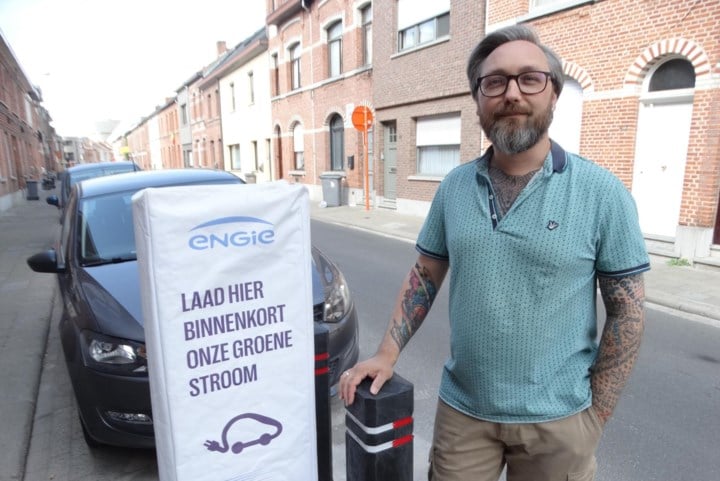Serge (44) start petitie tegen laadpalen in straten met hoge parkeerdruk: “Niet de beste keuze om die daar te plaatsen”