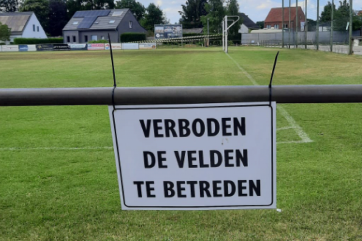 “Een sproeiverbod zou een kleine ramp zijn”: aanhoudende droogte zorgt ook bij greenkeepers uit lagere reeksen voor bange hartjes
