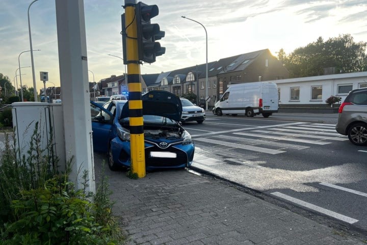 Bestuurster knalt tegen verkeerslicht en raakt gewond