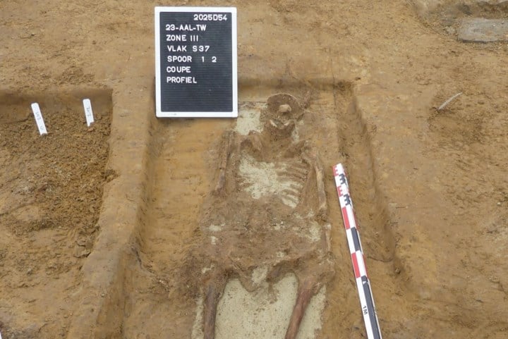 Archeologen doen bijzondere vondst op eeuwenoud kerkhof: “Zaagsporen in botten verraden geen aarzeling”