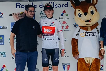 BELGISCHE RENNERS IN HET BUITENLAND. Niels Driesen verovert jongerentrui in Tour de l’Isard, Jarno Widar pakt twee bonificatieseconden
