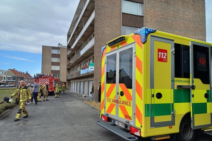 Dampkap vat vuur in appartement: buurman snelt te hulp