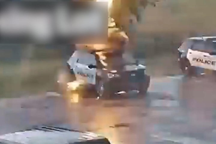 Beveiligingscamera filmt moment waarop bliksem politievoertuig raakt