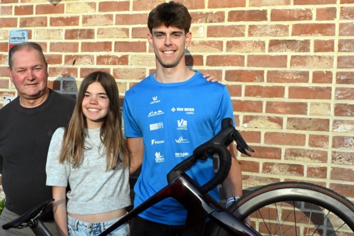 Junior Maxime Vansteenkiste verkiest Driedaagse van Axel boven communiefeest van zijn zus: “Als ik win, krijgt Julie de bloemen”