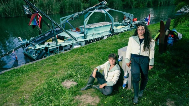 Laetitia en Aurelia varen van Amsterdam naar Zuid-Frankrijk in zelfgemaakte boot: “We houden van de Limburgse gastvrijheid”