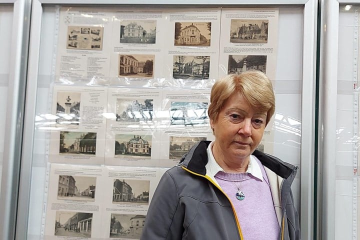 Originele collectie prentbriefkaarten internationaal bekroond: “Andrea zet haar dorp op de wereld (prent)kaart”