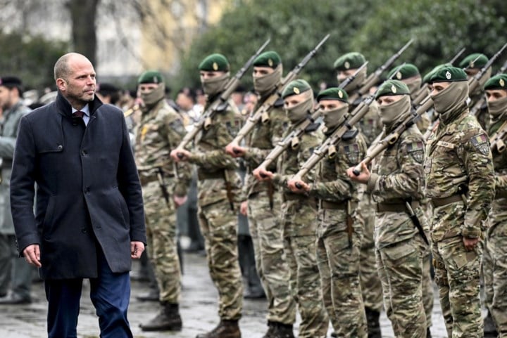 Army unions furious after conversation with Defense Minister Theo Francken about retirement age: « He shows no shred of respect »