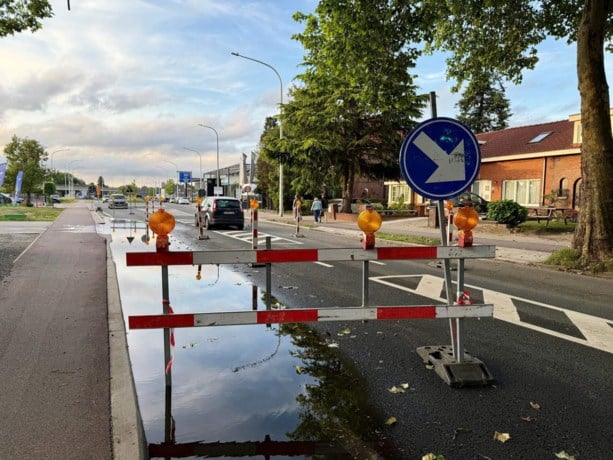 Verkeer moet op Brusselsesteenweg over één rijstrook door verstopte rioolkolk (Mechelen)