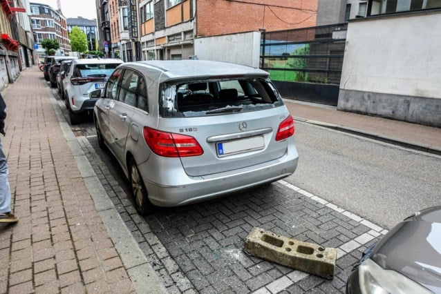 Politie vat dader die 20-tal auto’s zwaar toetakelt in stadscentrum: “Portefeuille die we op zetel w