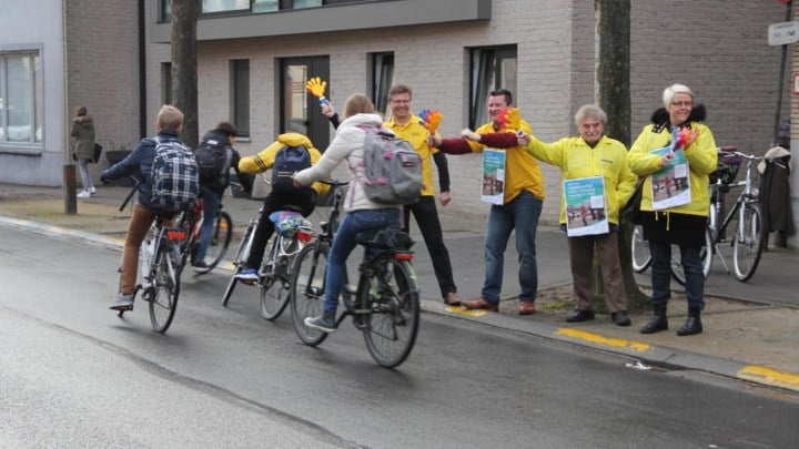 Applaus voor fietsers aan het station