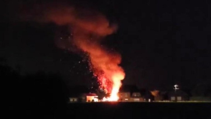 Auto vliegt in brand en vlammen slaan over op bomen in Kortenaken