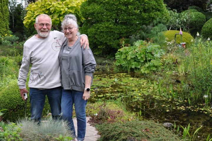 Walter (72) zet bijzondere tuin met fraaie waterpartijen open voor publiek tijdens Open Tuindagen: “Bunt is mijn inspiratie”